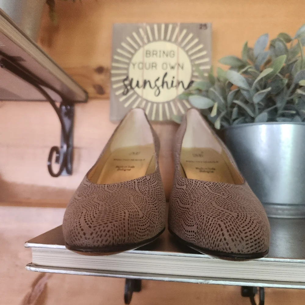 BRUNO MAGLI Vintage Italy Taupe Circle Emboss Leather Pump Designer Heels 7.5 AA